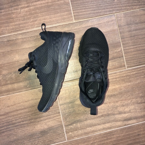 Black nike shoes - Picture 3 of 5